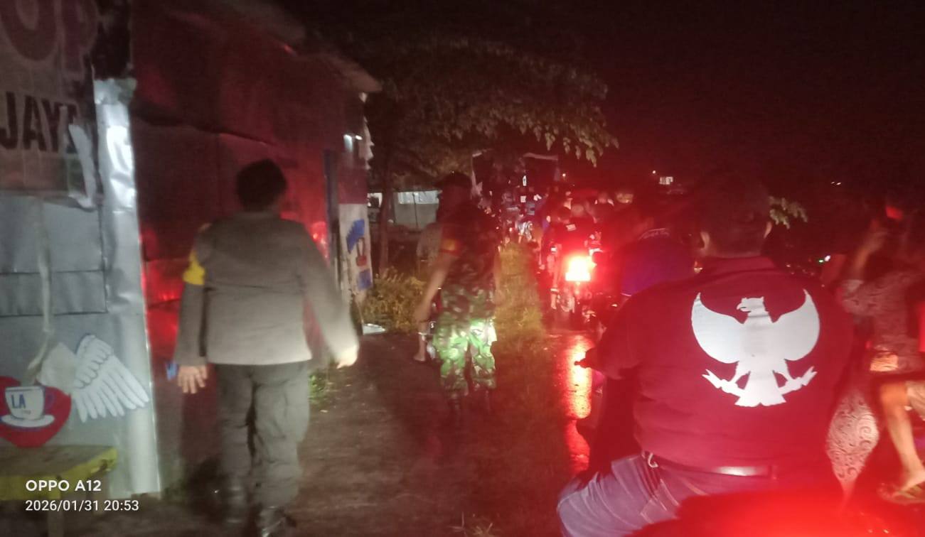 Puluhan Warga Leminggir Mojokerto Demo Warung Diduga Jual Miras dan Sediakan PSK di Tepi Waduk Kalimati