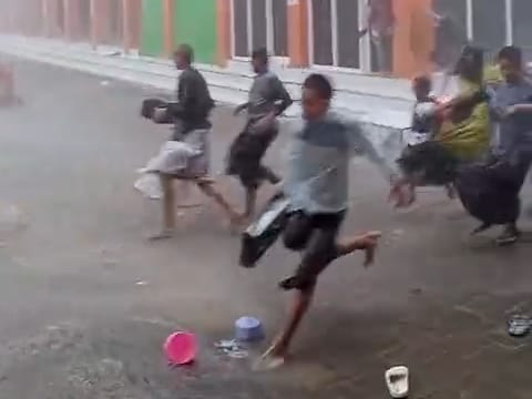 Angin Kencang Terjang Ponpes Nuris Mojokerto, Puluhan Rumah Warga Ikut Terdampak