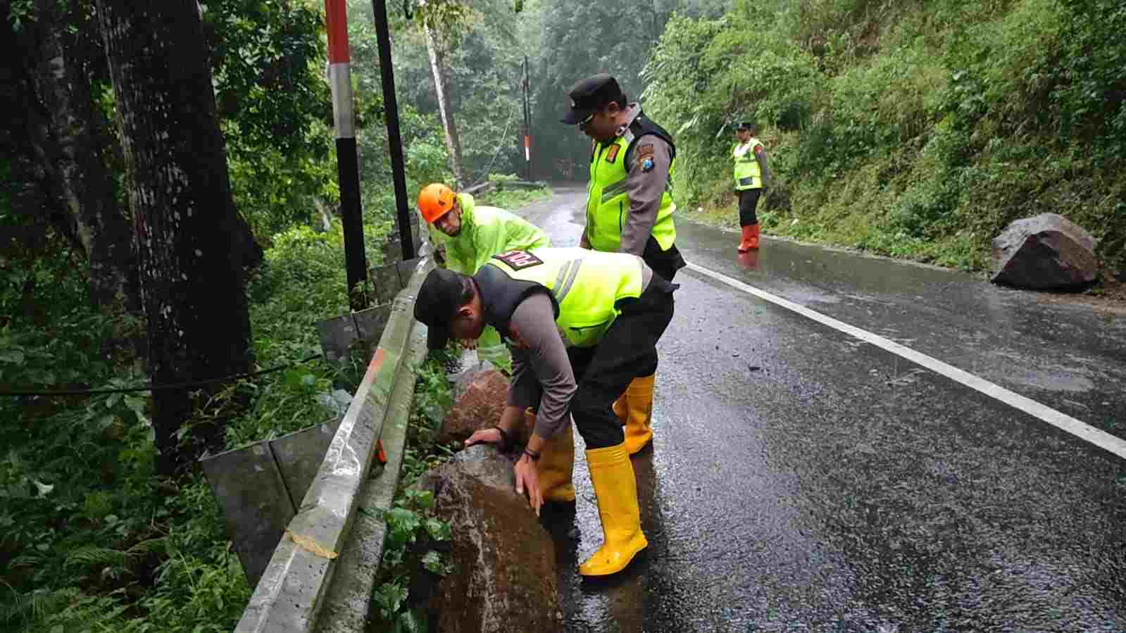 Hujan Lebat Picu Longsor di Tebing Watu Gedeg Pacet Mojokerto, Akses Jalan Sempat Tertutup Batu