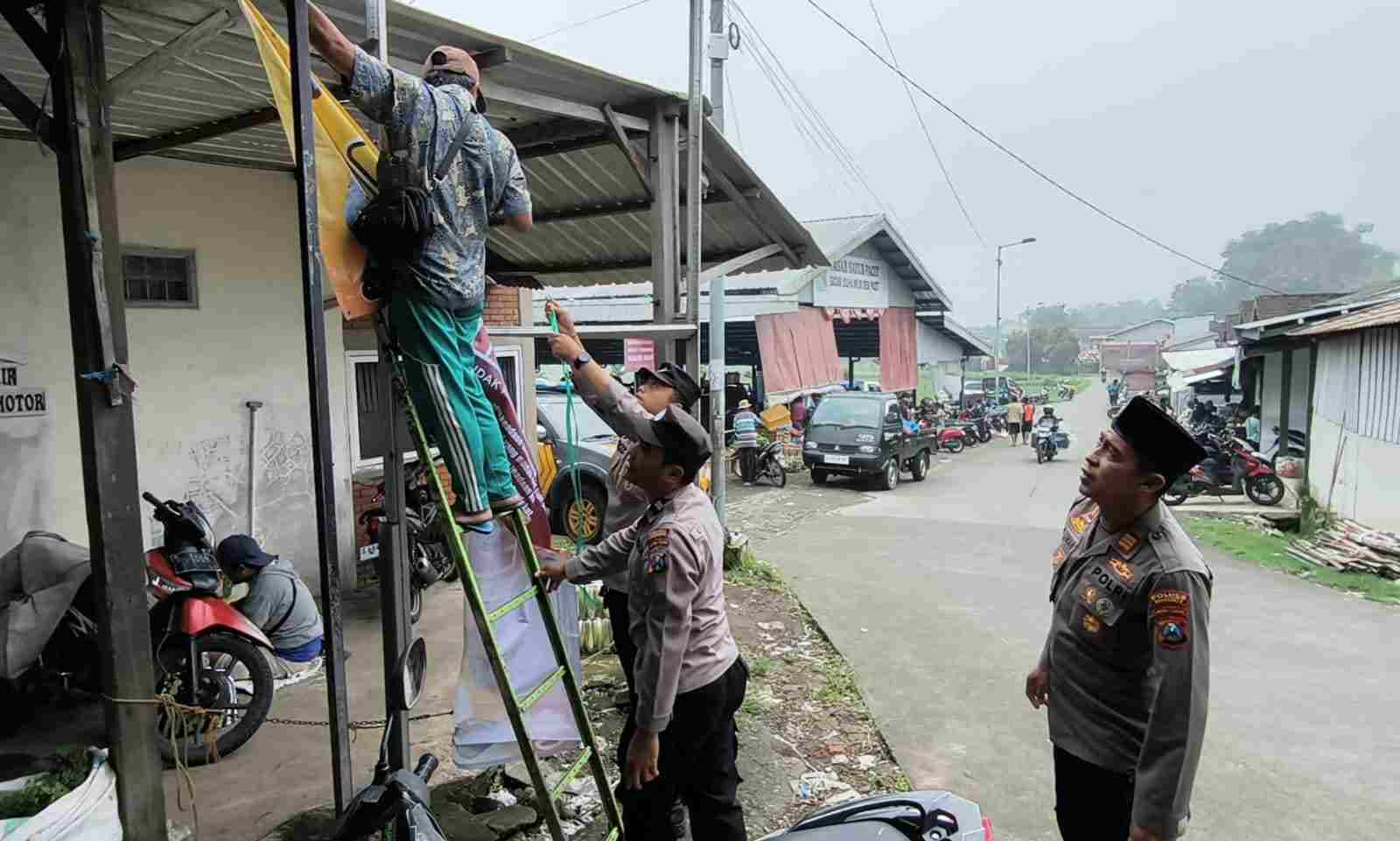 Polsek Pacet Pasang Banner Imbauan Waspada Kejahatan Selama Ramadan