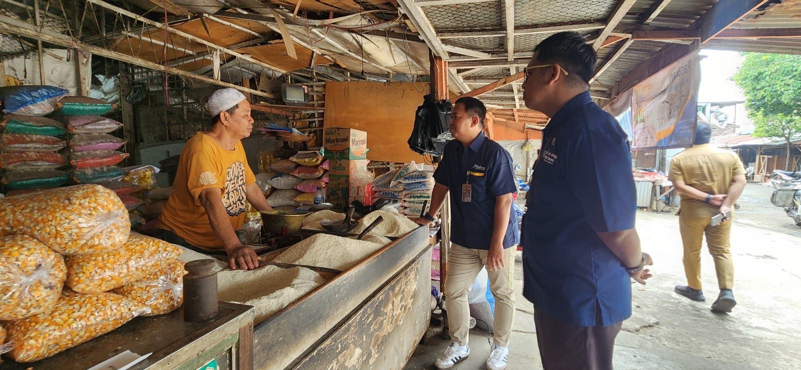 Pastikan Harga Tetap Aman dan Stok Melimpah, Disperindag dan Bulog Turun ke Pasar Tanjung Anyar