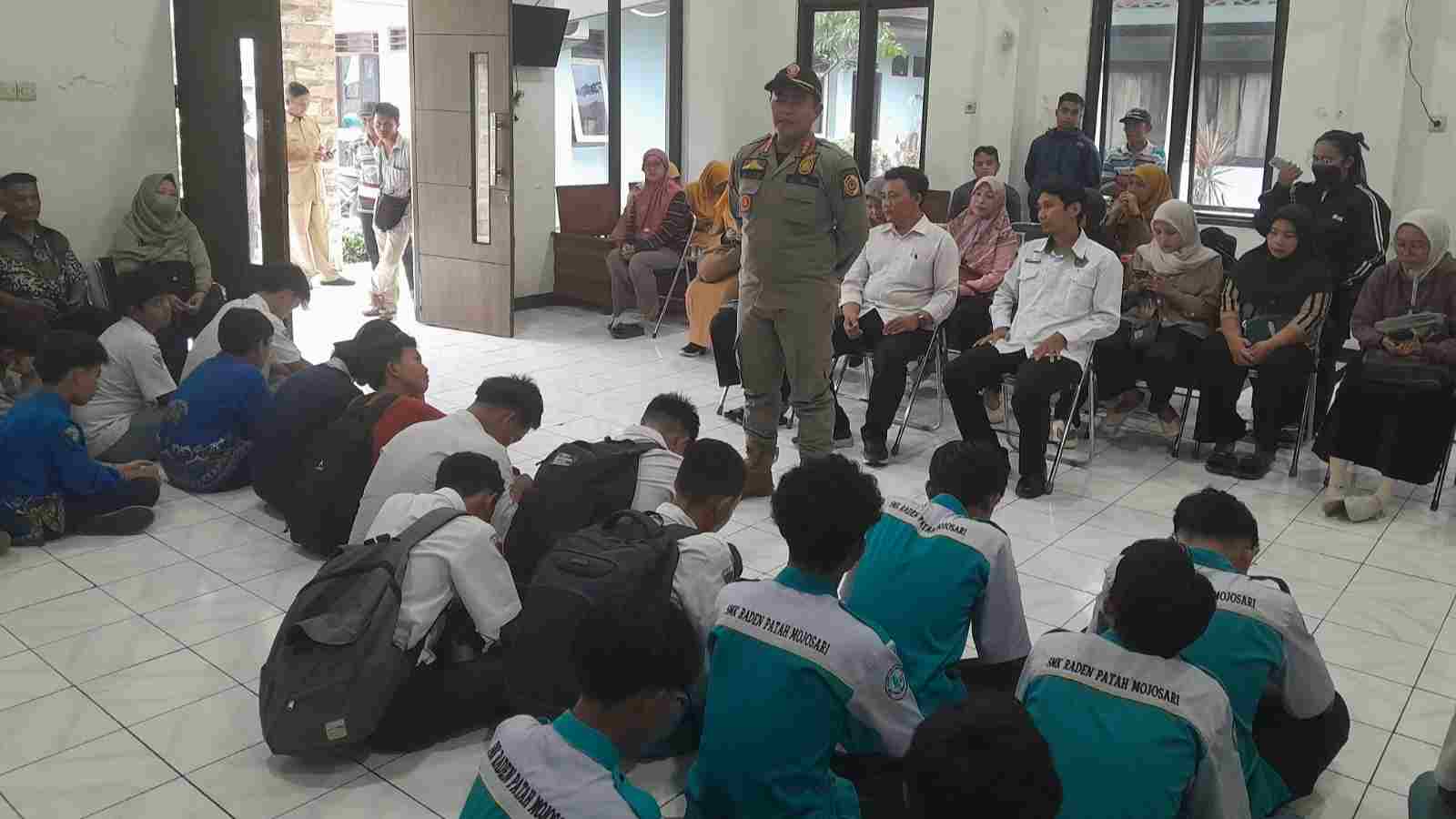 27 Pelajar Bolos Sekolah Terjaring Razia, Diberi Sanksi Sosial Merawat Lansia