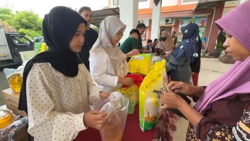 Jelang Ramadan 1447 H, Perum Bulog Cabang Mojokerto dan Pemkab Mojokerto Gelar Gerakan Pangan Murah di Kantor Kecamatan Puri