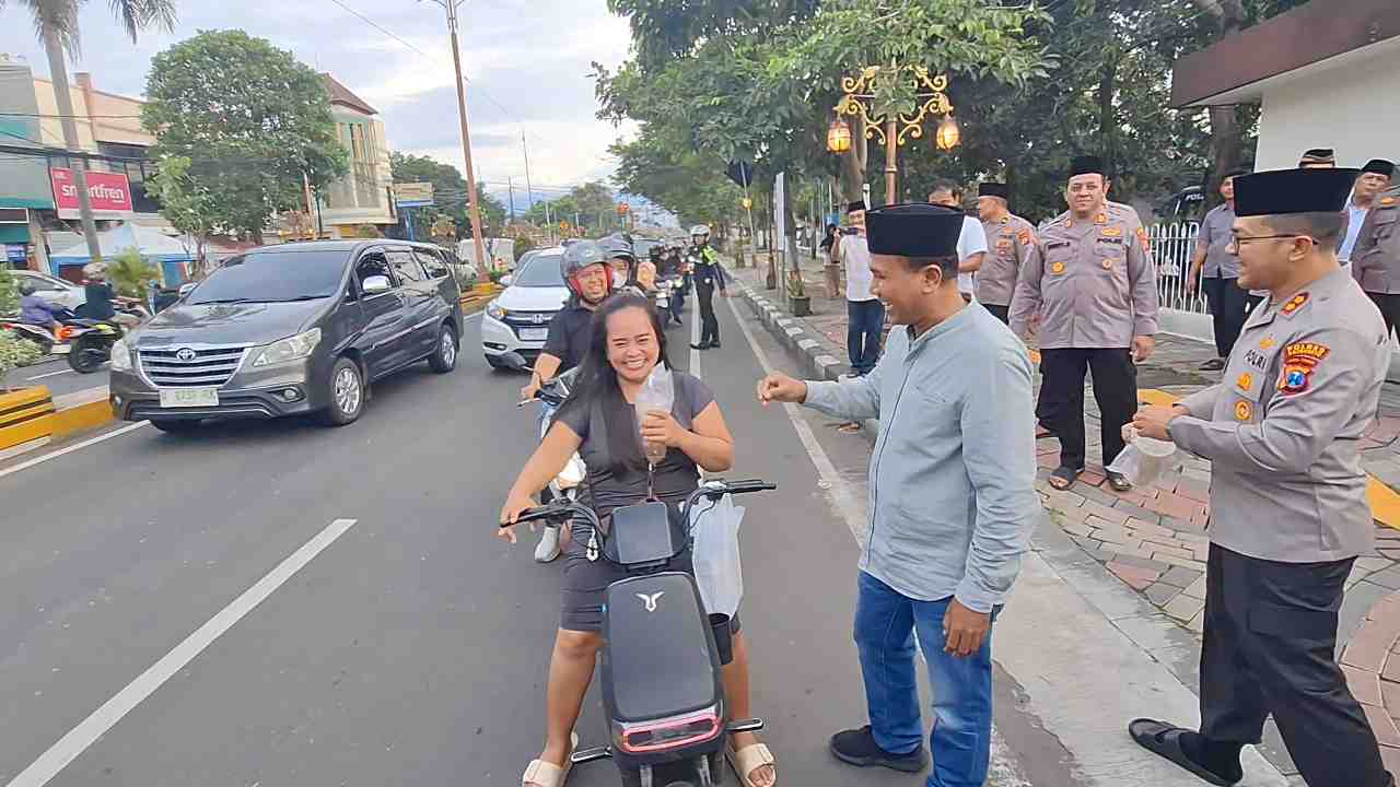 Hari Pertama di Rumah Dinas, Kapolres Mojokerto Ajak Insan Pers, Tokoh Agama Hingga Perguruan Silat Berbagi Takjil