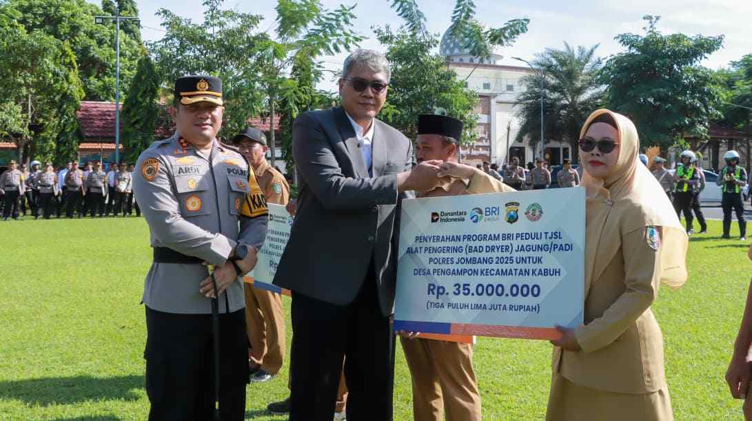 BRI Peduli Salurkan Mesin Pengering Padi untuk Petani Jombang