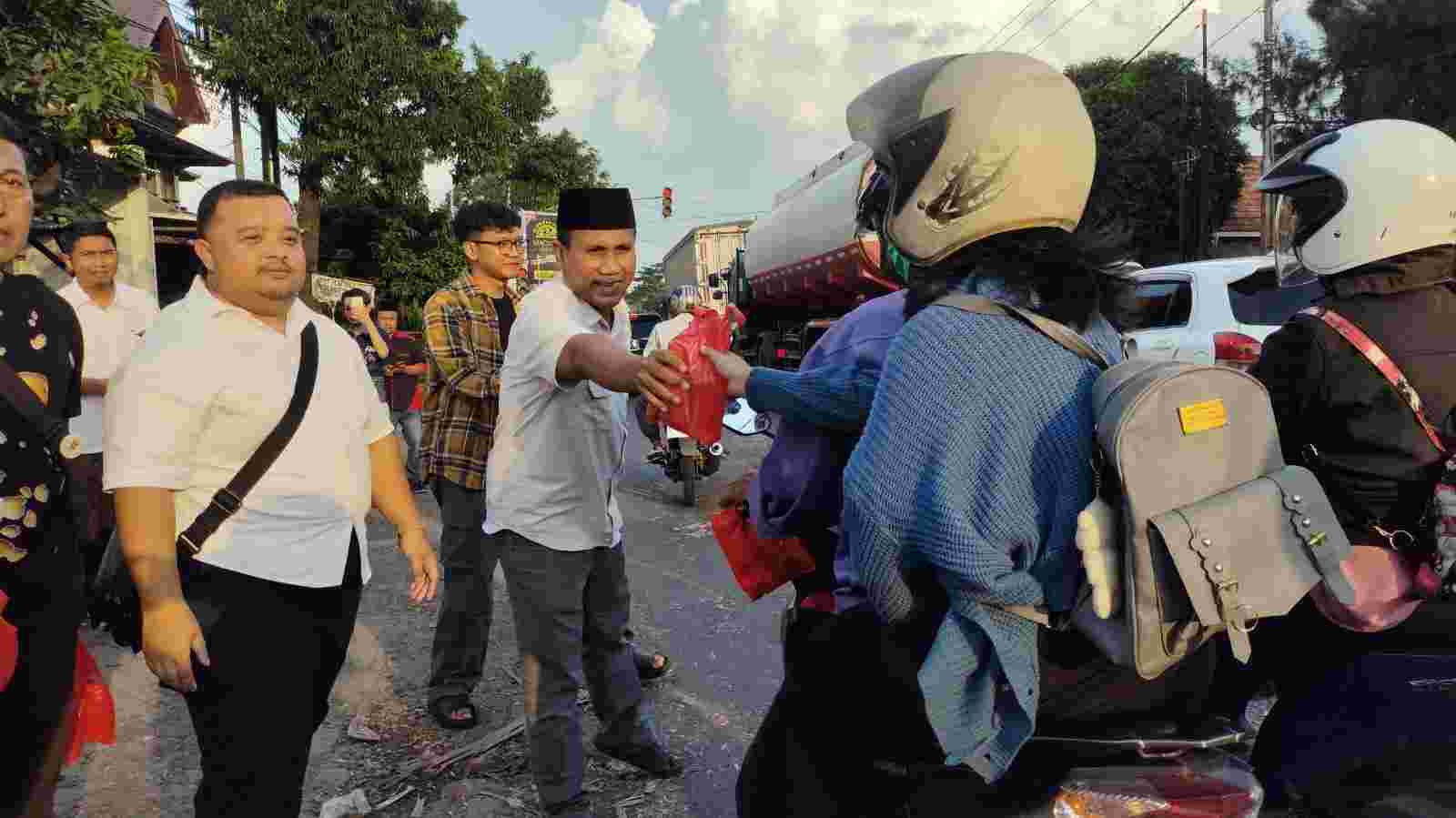 PWI Mojokerto Bersama Athariz Building Bagikan 500 Paket Takjil di Simpang Empat Pekukuhan