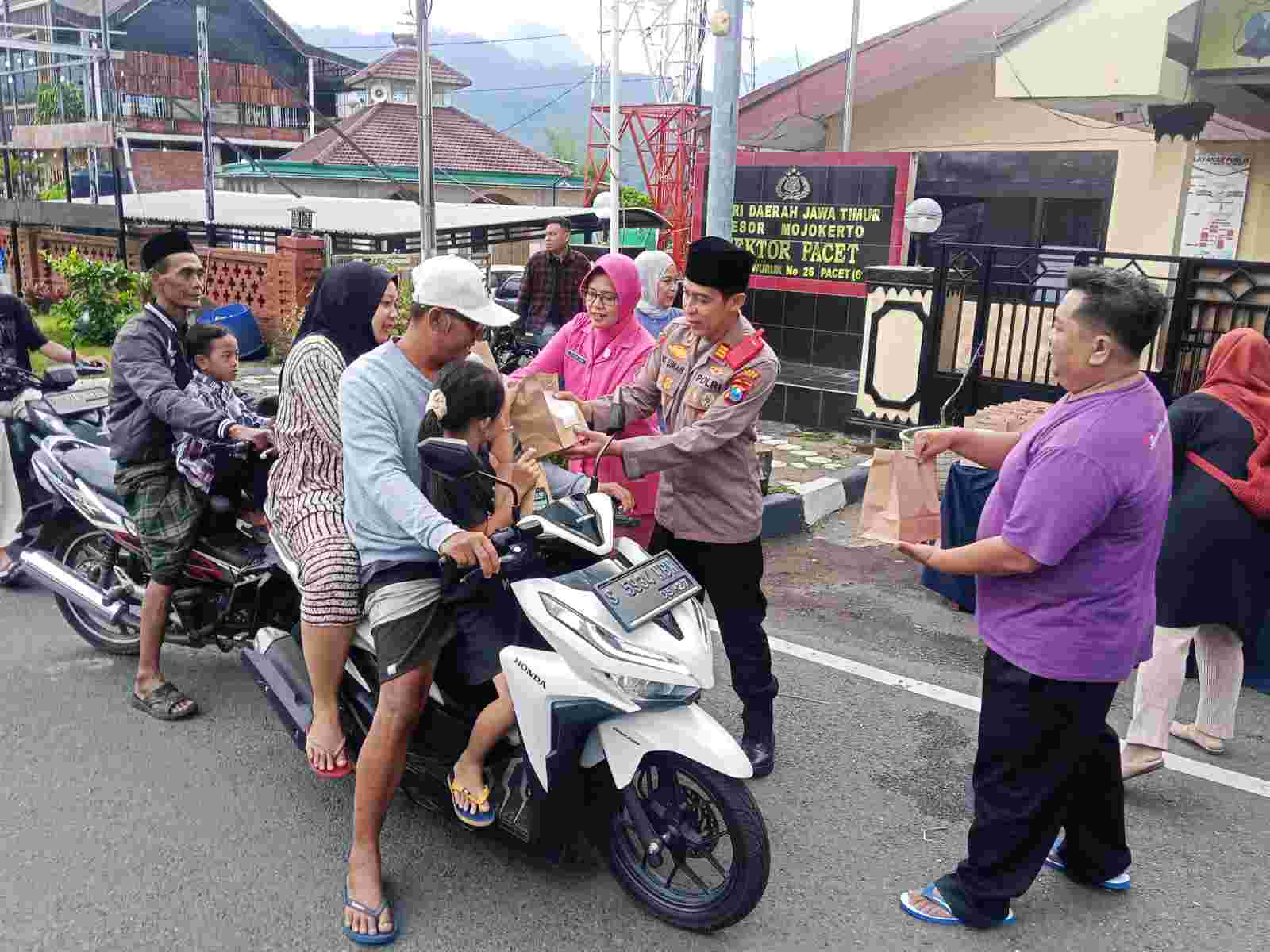 Forkopimcam Pacet Bagikan Takjil untuk Pengguna Jalan di Depan Polsek Pacet