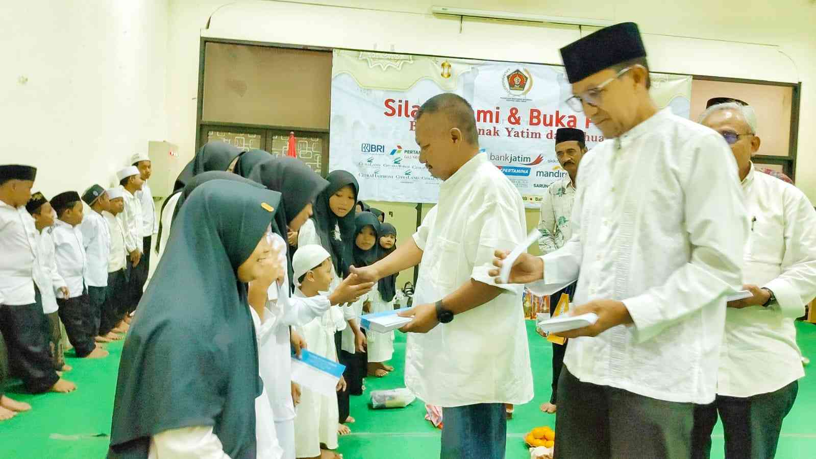 PWI Jatim Bukber dan Santuni Anak Yatim di Graha PWI Surabaya