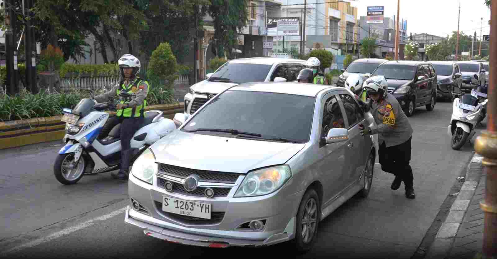 Kapolres Mojokerto Kota Dorong Mobil Pemudik Mogok di Tengah Arus Balik Lebaran