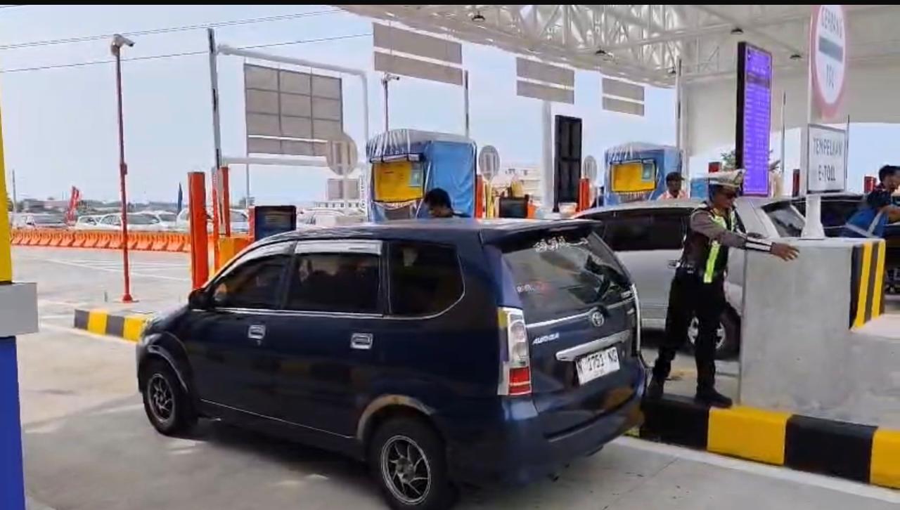 Cegah Kepadatan Arus Balik, Petugas Terapkan Jemput Bola Transaksi Tol di GT Situbondo Barat