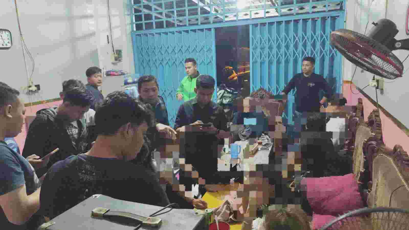 Polres Gresik Sidak Ruko Karaoke di Cerme, 93 Botol Miras Disita dan 16 Orang Diamankan
