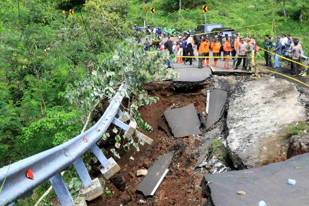 Jembatan Ambruk, Akses Wisata Air Terjun Madakaripura Ditutup Total