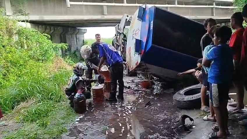 Warga di Mojokerto Berebut Solar dari Truk Tangki Nyemplung ke Sungai