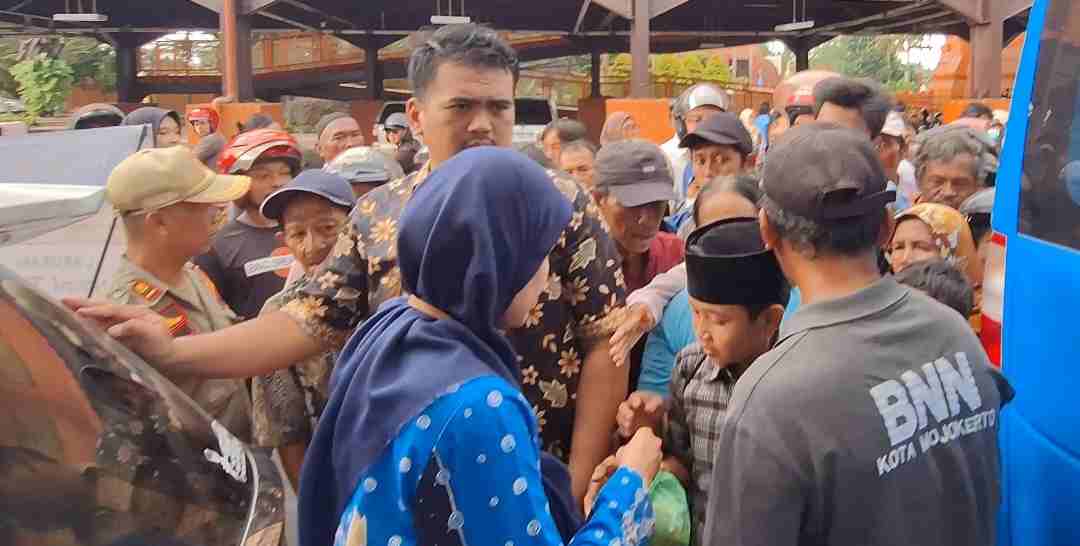 BNN Gandeng PWI Mojokerto Tebar Takjil dan Edukasi Anti Narkoba di Alun-Alun Wiraraja