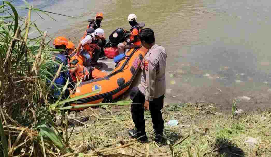 Korban Diduga Jatuh dari Jembatan Ngrame Ditemukan Meninggal di Sungai Brantas