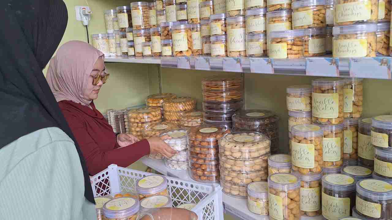 Dari Dapur Sederhana di Pacet, Usaha Kue Kering Fika Tumbuh Jadi Jaringan Reseller