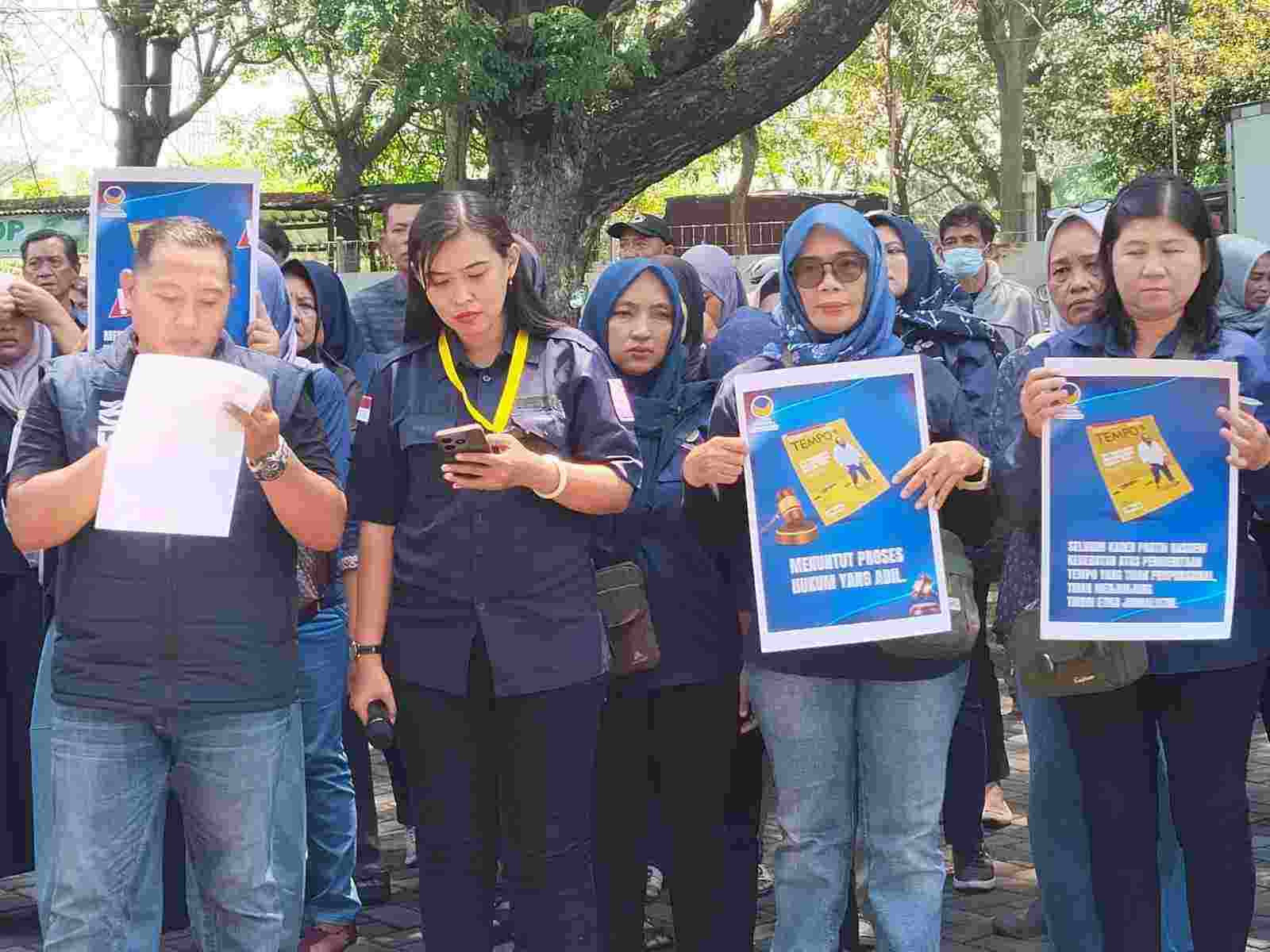 Ratusan Kader NasDem Kota Mojokerto Demo, Protes Sampul Majalah Bertuliskan “NasDem Tbk”