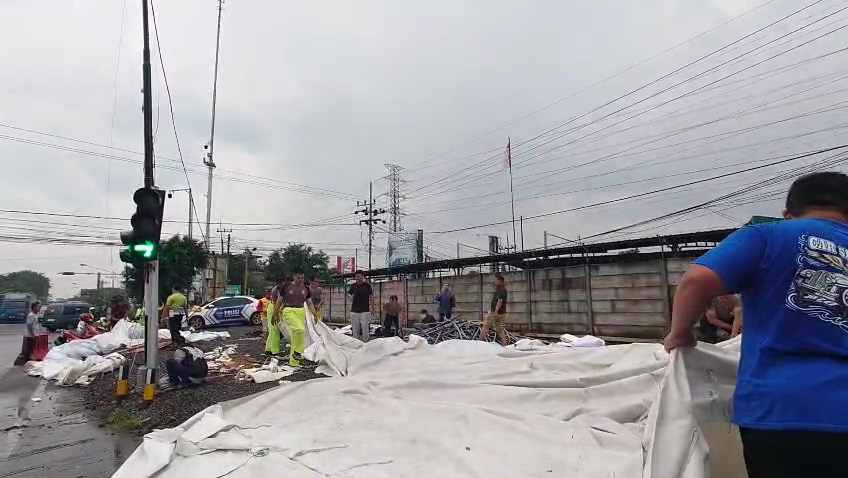 Cuaca Ekstrem Terjang Mojokerto, Pos Polisi di Mojokerto Roboh