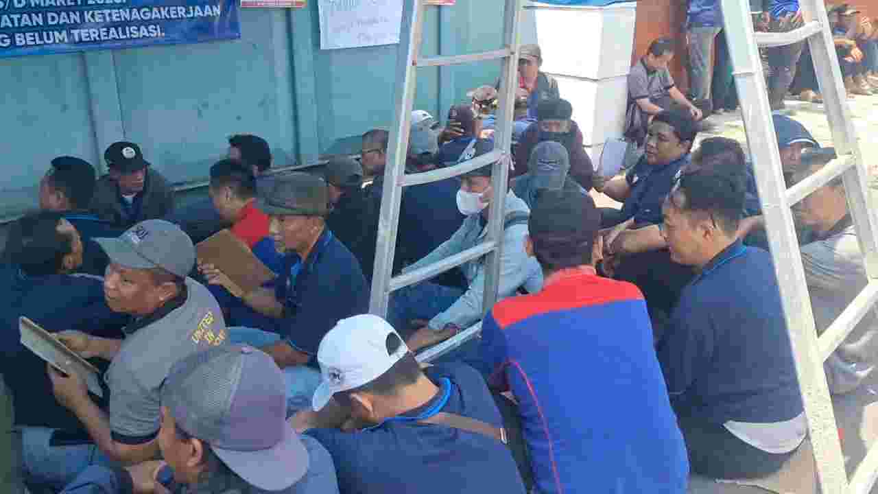 Aksi Blokade Gerbang Pakerin Mojokerto, Pekerja Desak Kejelasan Hak