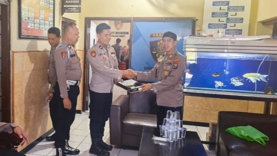 Kapolsek Pacet Berikan Reward kepada Aipda Achmad Afandi