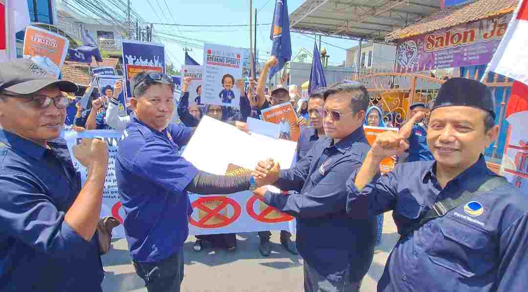 Kader NasDem Mojokerto Gelar Aksi Protes Cover Tempo, Tuntut Permintaan Maaf