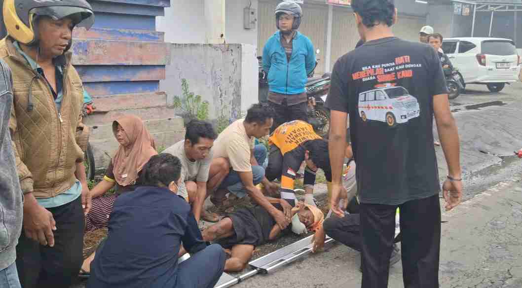 Pesepeda Lansia Terluka Parah Ditabrak Pikap di Trowulan Mojokerto