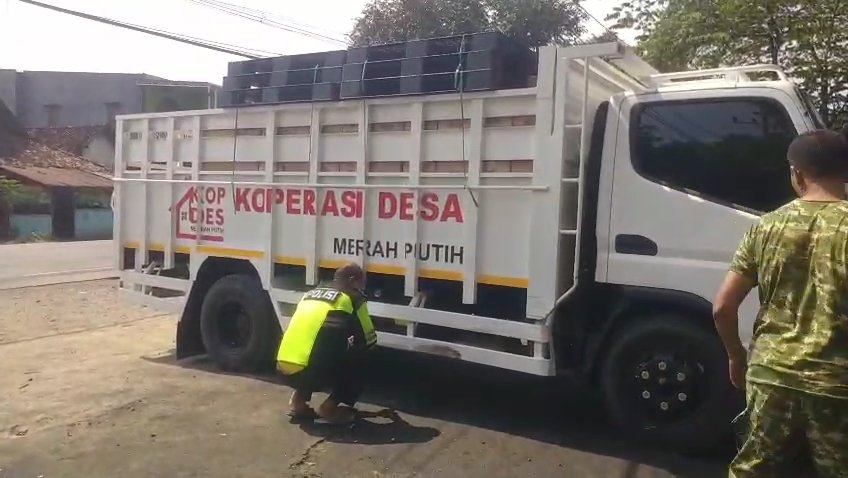 Diduga Mengantuk, Pelajar Asal Surabaya Tewas Tabrak Truk di Mojokerto