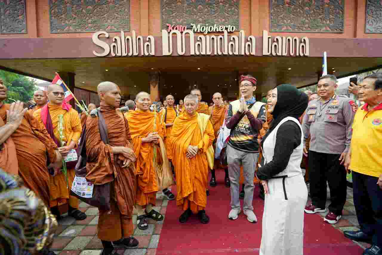 Bhikkhu Thudong Disambut Meriah di Mojokerto, Perjalanan Spiritual Menuju Borobudur Tebar Pesan Damai