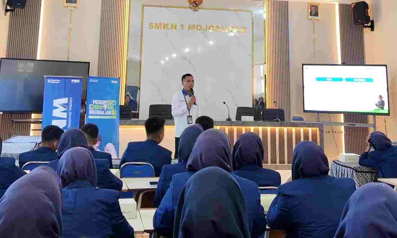 PNM Dorong Jiwa Wirausaha Siswa SMKN 1 Mojoanyar Melalui Program Mengajar Nasional