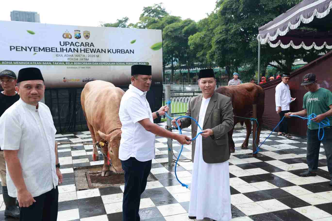 Kapolda Jatim Serahkan 149 Hewan Kurban untuk Ponpes dan Masyarakat