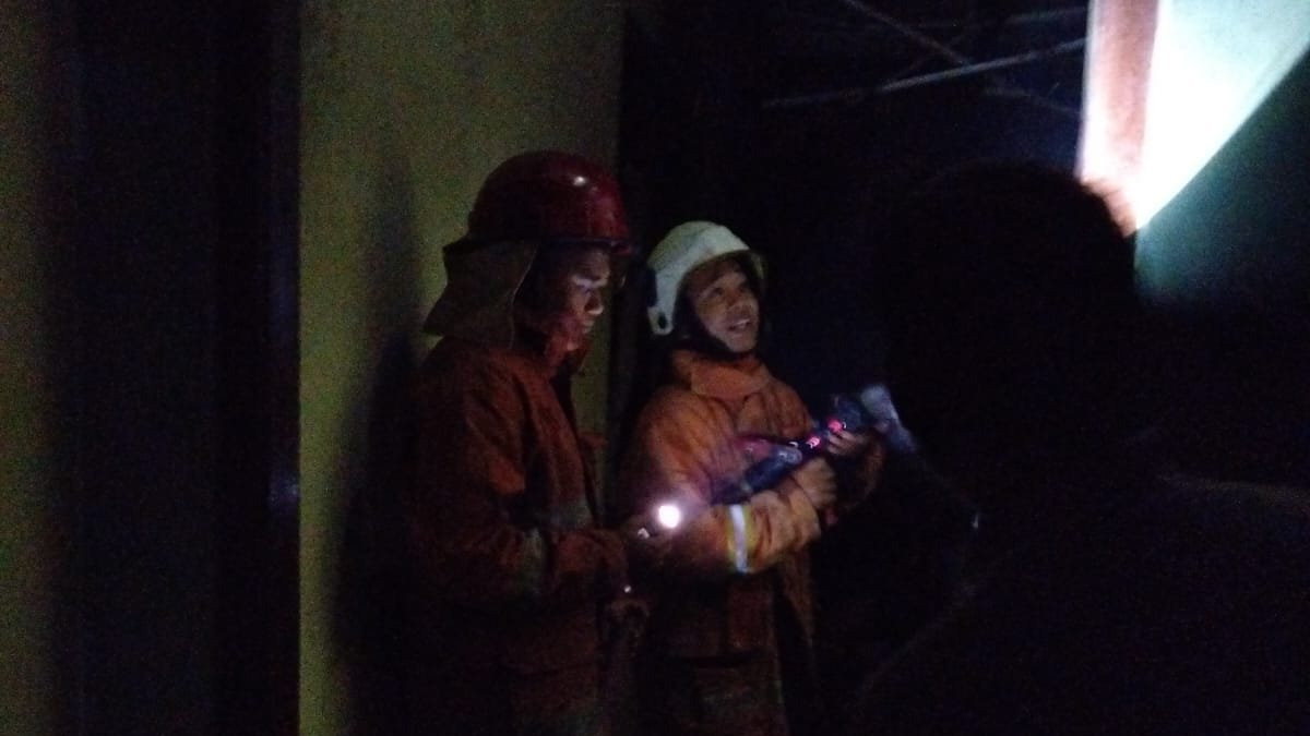 Diduga Korsleting Listrik, Rumah Warga Bangsal Mojokerto Terbakar Dini Hari