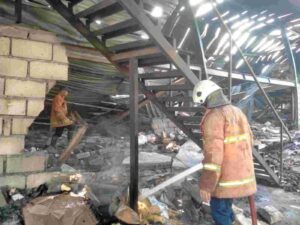Tiga Unit Damkar Dikerahkan dalam Kebakaran Kandang Ayam di Jatirejo Mojokerto