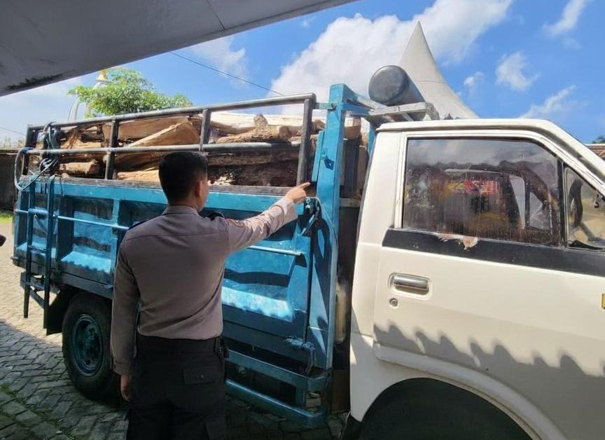 Polres Malang Ungkap Kasus Pembalakan Hutan, Seorang Pria Diamankan
