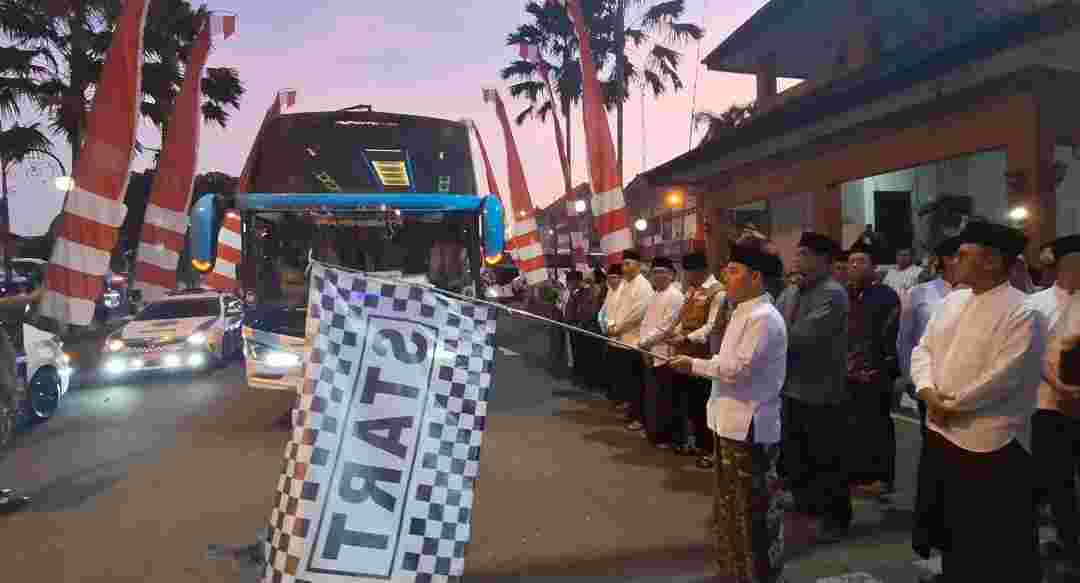 Gus Barra Berangkatkan Ratusan Jemaah Haji