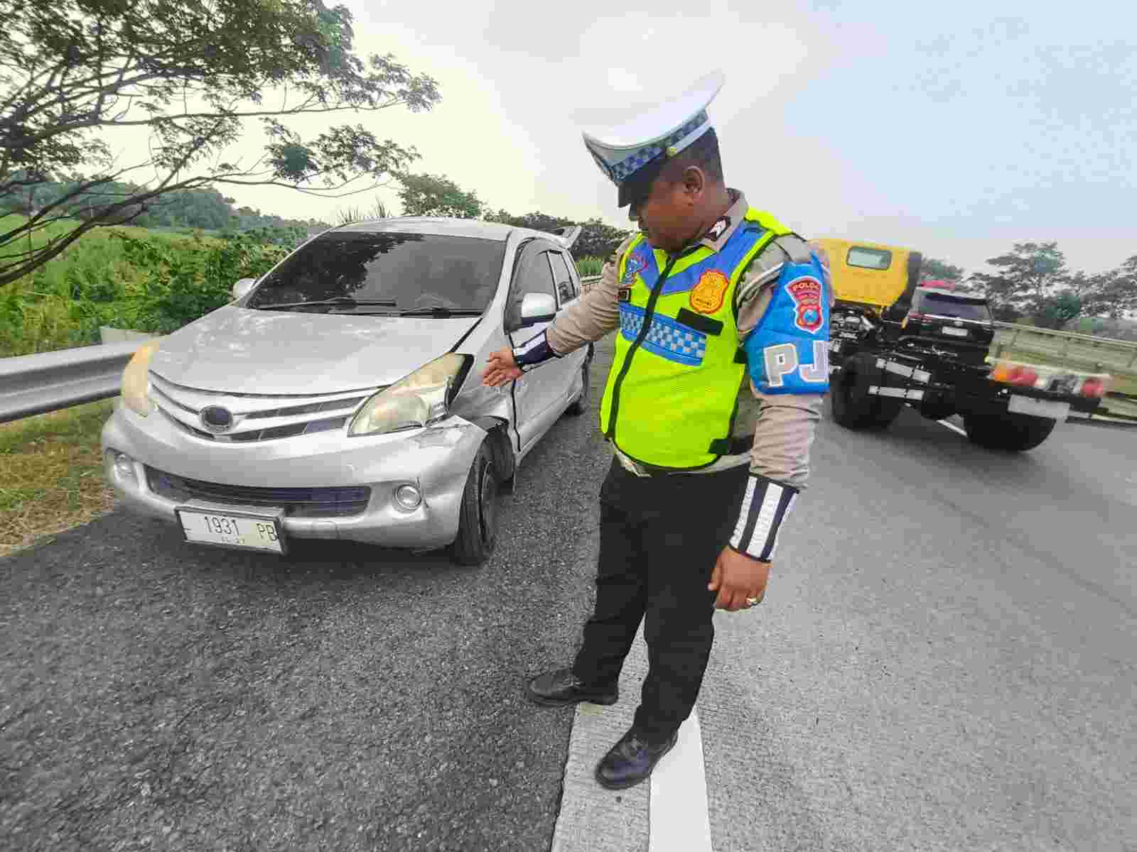 Hi Ace Angkut Enam WNA Tabrak Avanza di Tol Surabaya-Mojokerto, Satu Penumpang Luka Ringan