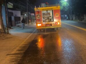 BPBD Mojokerto Bersihkan Material Sirtu di Jalan Raya Jabon, Cegah Kecelakaan Pengguna Jalan