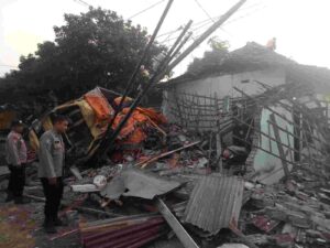 Rem Blong, Truk Muatan Kayu Tabrak Warung dan Rumah Warga di Jatirejo Mojokerto, Dua Korban Patah Kaki
