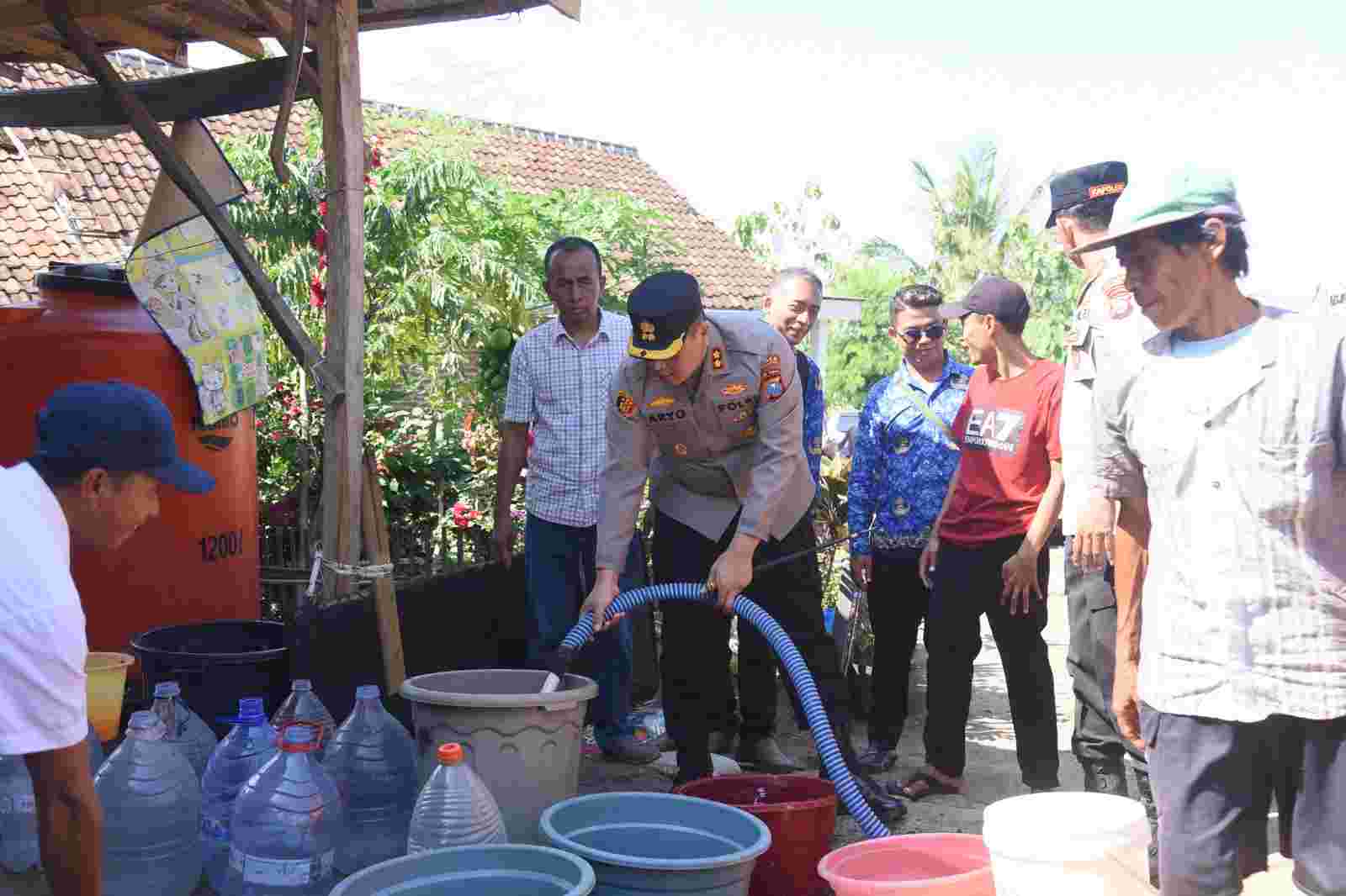 Polres Bondowoso Distribusikan Air Bersih ke Wilayah Terdampak Kekeringan