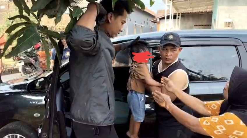 Balita 3 Tahun Terkunci di Mobil Rental Hampir Satu Jam, Evakuasi Dramatis Libatkan Damkar Mojokerto