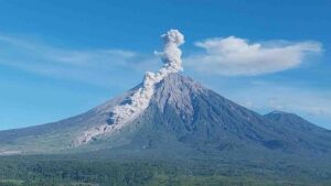 Gunung Semeru Kembali Erupsi, Awan Panas Guguran Meluncur 4,5 Km ke Arah Besuk Kobokan