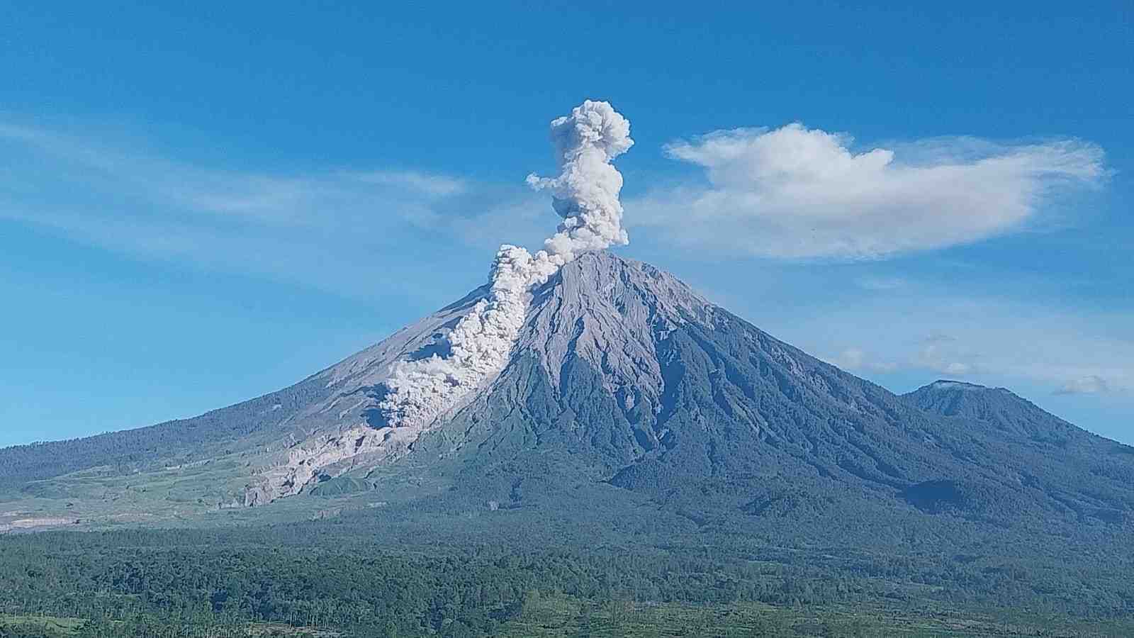 Gunung Semeru Kembali Erupsi, Awan Panas Guguran Meluncur 4,5 Km ke Arah Besuk Kobokan