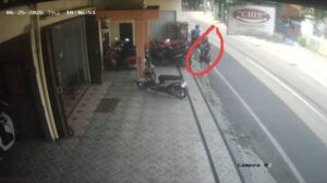 Motor Karyawan Chi-Chi Bakery Mojokerto Dicuri Saat Parkiran Sepi, Aksi Pelaku Terekam CCTV