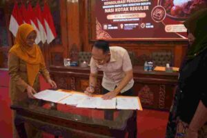 30 Penyedia Mamin di Kota Mojokerto Melakukan Penandatangan Kontrak Payung Harga Konsolidasi