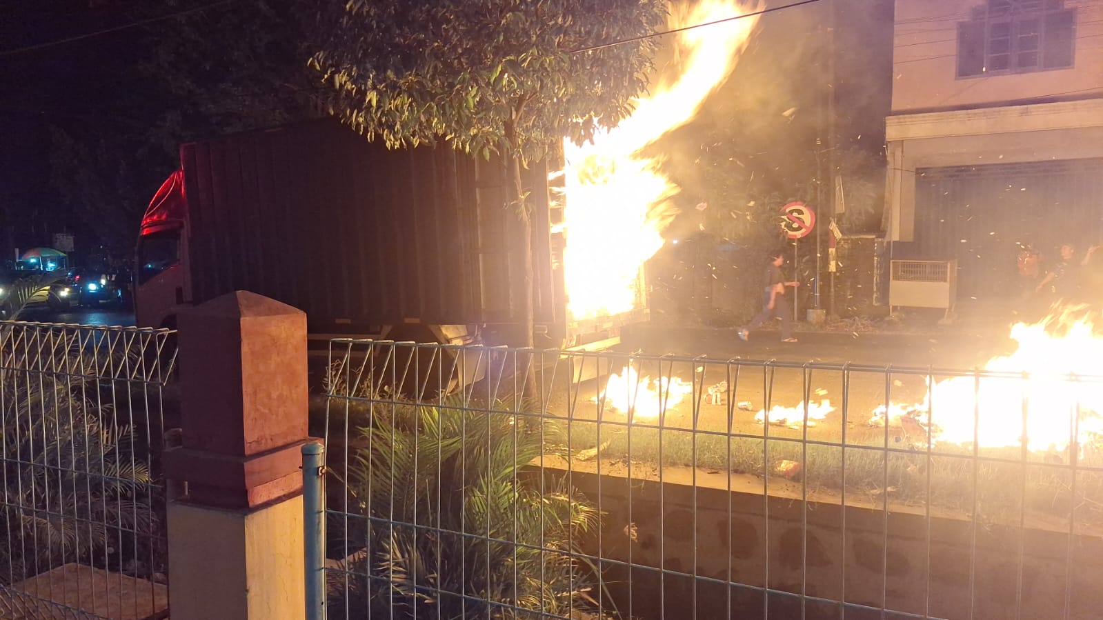 Truk Pengangkut Mi Instan Terbakar di Pungging Mojokerto