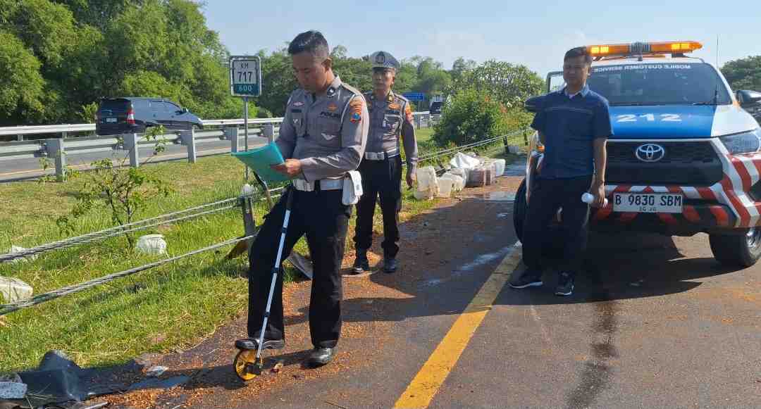 Pecah Ban di Tol Su-Mo, Pikap Pengangkut Minyak Goreng Terguling, Satu Orang Tewas