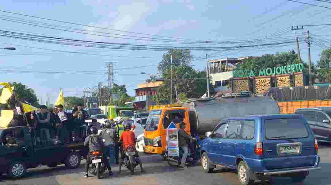 Aksi Unjuk Rasa Mahasiswa di Mojokerto Sempat Lumpuhkan Jalur By Pass Kenanten