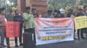 Desak Keterbukaan Keuangan, Anggota Persatuan Pedagang Sembako Madura Mojokerto Raya Turun ke Jalan