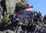 Peringati Hari Bhayangkara ke-80, Personel Polres Blitar Daki Gunung Kelud Sambil Patroli Kamtibmas
