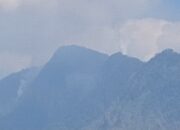 Karhutla Gunung Biru Mojokerto, Petugas Bentuk Dua Tim Pemadaman di Tengah Medan Berat