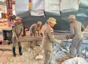 Brimob NTT Kerahkan 88 Personel Tangani Dampak Gempa M 7,7, Evakuasi Korban hingga Buka Akses Jalan
